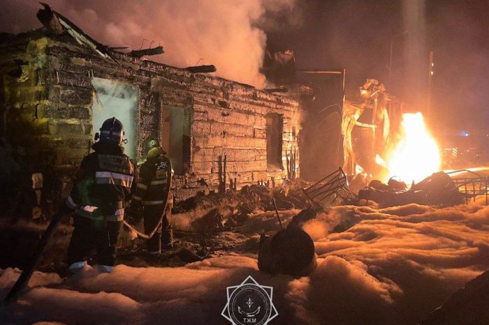 Автомойка и два жилых дома загорелись после взрыва в Семее