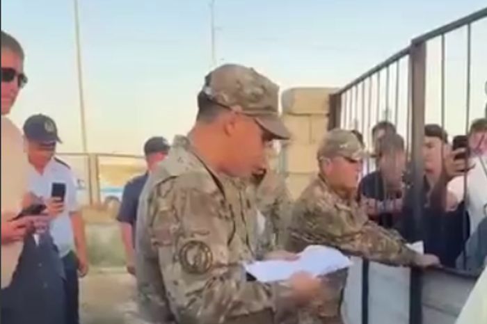 Сотни родственников и близких погибших военных собрались у морга в Актау