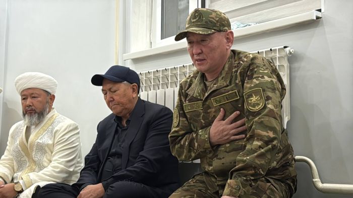 Трагедия на Каспии: министр обороны встретился с семьями погибших