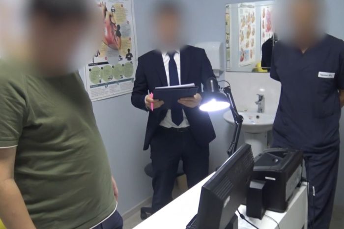 В Атырау вынесли приговор хирургу, который брал деньги за бесплатные операции