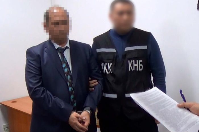 Задержанных КНБ председателя суда и судью осудили на 9 лет за крупную взятку