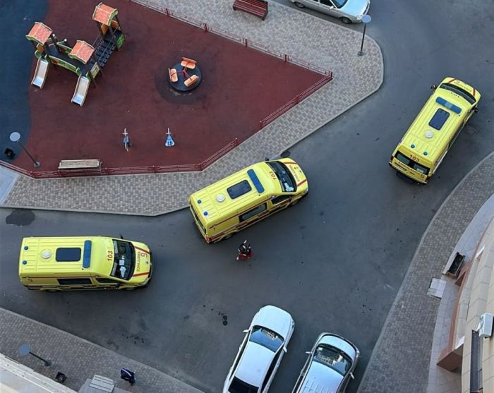 В Атырау четыре человека пострадали при падении лифта