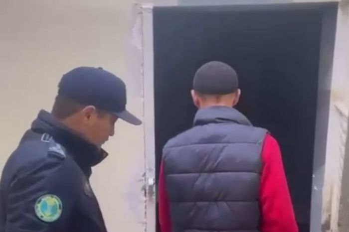 Выбросил насвай под ноги в автобусе: мужчину арестовали на 10 суток