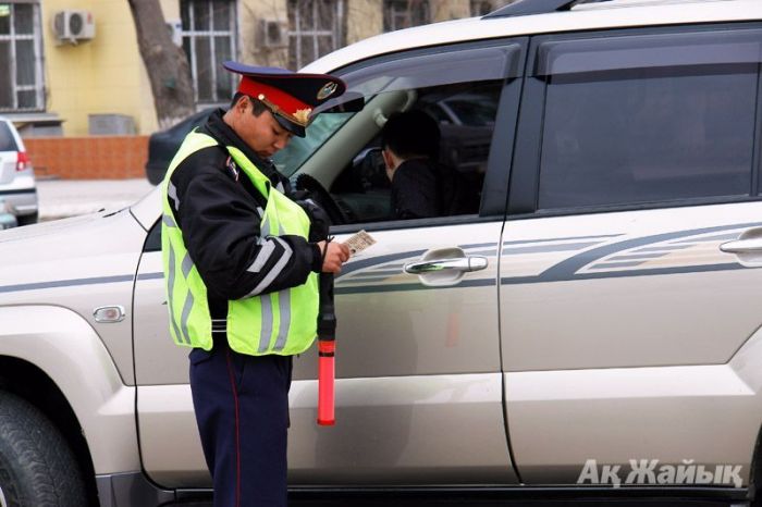 Около 90 % автовладельцев хотя бы раз давали взятку дорожным полицейским – Казпотребнадзор