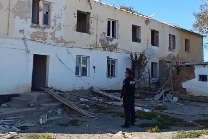 Полицейский и заброшенные дома: почему фотоотчет из Маката обсуждают в соцсетях