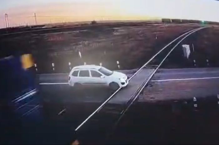 В Житикаре Lada Kalina врезалась в локомотив на железнодорожном переезде