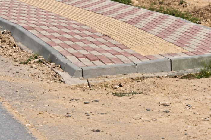 Спуска не будет? В Кульсары построили тротуары с препятствиями
