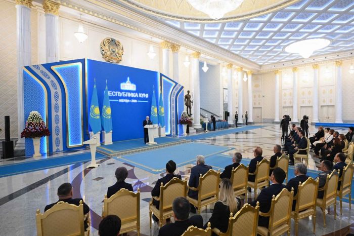 Токаев наградил металлургов, учителей, врачей и деятелей культуры