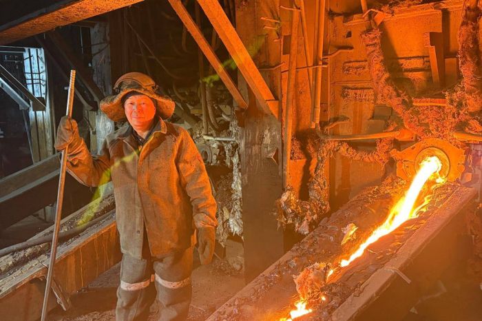 40 лет у печи: металлург «Казахмыса» получил высшую государственную награду