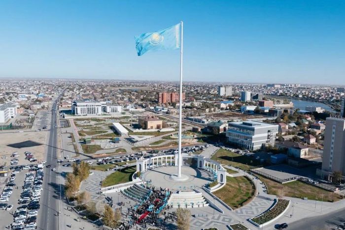 Под звуки гимна: в Атырау прошла торжественная церемония в честь Дня Республики