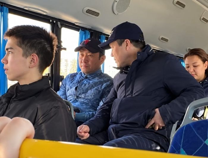 Акимы Атырау пересели на автобусы. Правда, в выходной