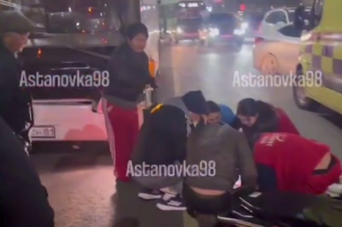 Девочка выбежала на дорогу и попала под автобус: четыре человека в больнице
