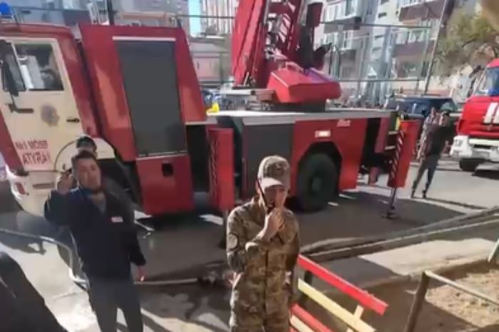  Пожар в многоэтажке Атырау: из огня спасли троих детей