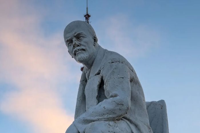 «Долой коммунизм», «Убийца»: в Балхаше осквернили памятник Ленину