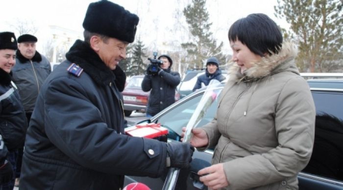 8 Марта полицейские будут дарить цветы автомобилисткам