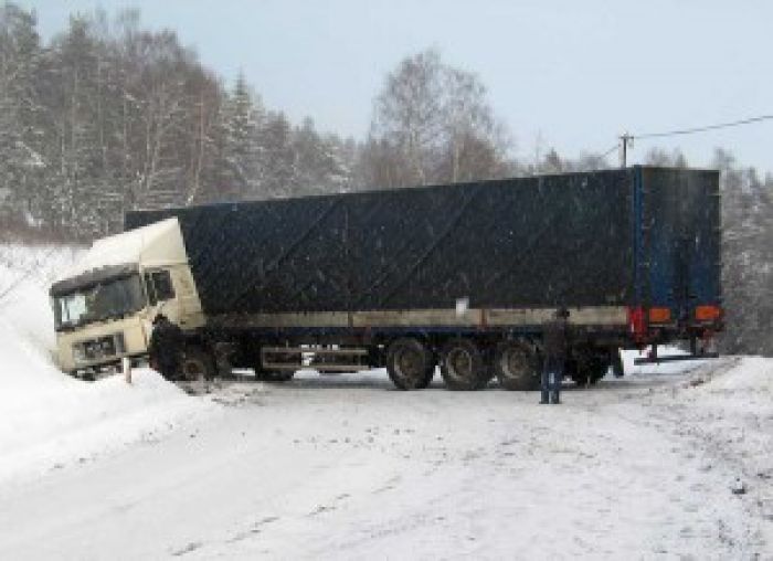 Полицейские в ЗКО ограбили попавшую в аварию фуру