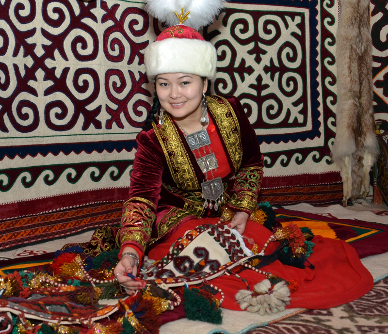 Боле казахский. Адайцы казахи. Казахский национальный костюм бабушки. Орнамент казахский национальный. Адайцы казахи фото.