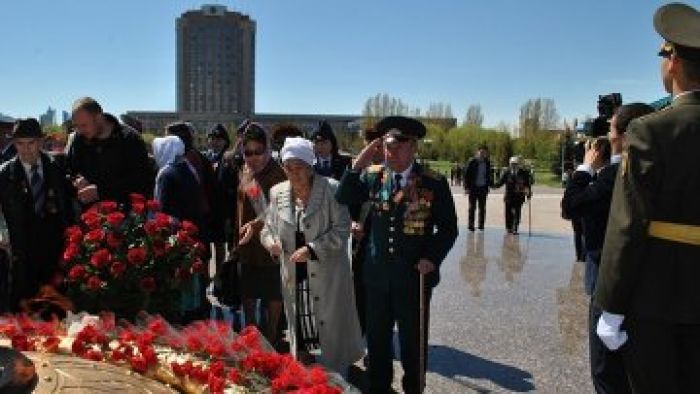 Назарбаев поздравил казахстанцев с Днем Победы