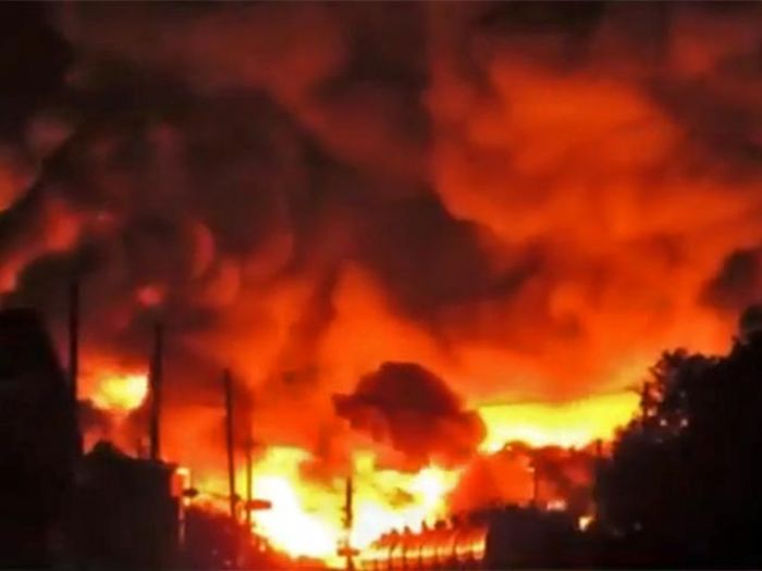В Канаде сошел с рельсов и взорвался состав с нефтью: горит целый город    