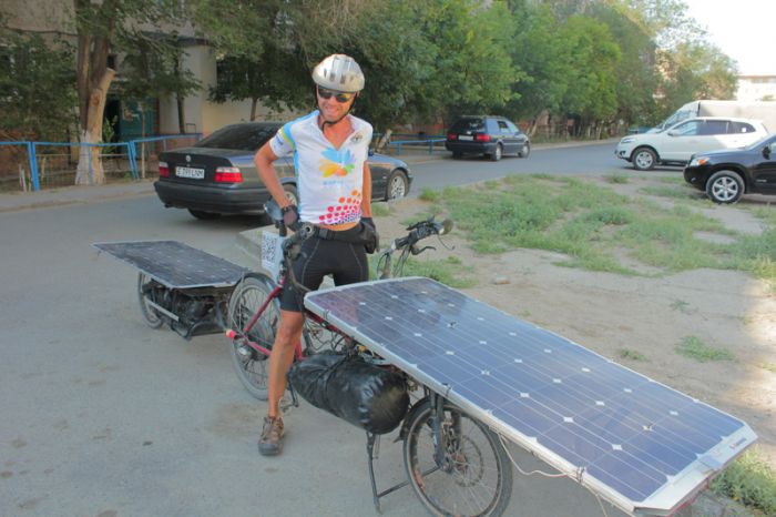 Бельгиец на солнечном велосипеде
