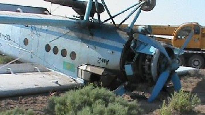 Самолет Ан-2 потерпел крушение во время удобрения рисового поля в Кызылординской области