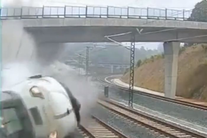 Опубликовано видео крушения поезда в Испании