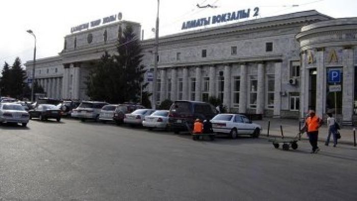 Два поезда столкнулись в Алматы: 50 человек пострадали