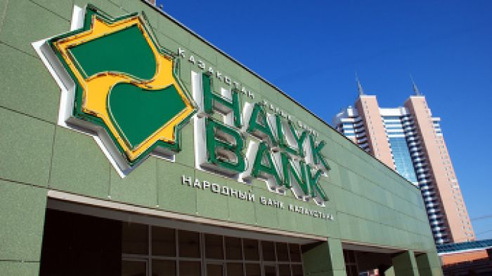 Нацбанк на месяц запретил трем банкам обменные операции с наличной инвалютой
