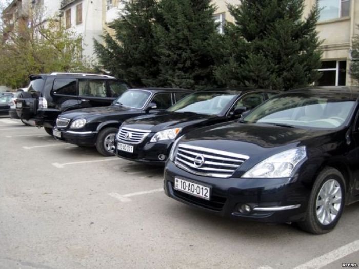 В Казахстане предложили облагать дорогие авто еще одним налогом