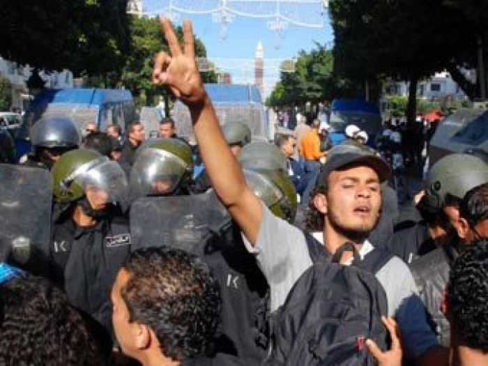 В Тунисе около 40 тысяч демонстрантов потребовали отставки правительства