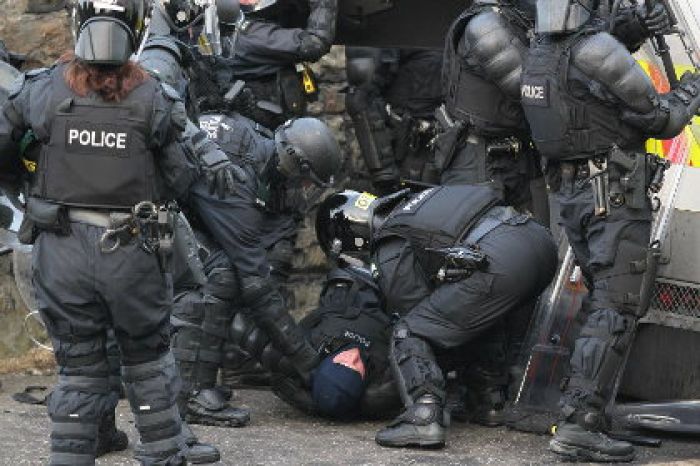 В столкновениях в Северной Ирландии пострадали 26 полицейских