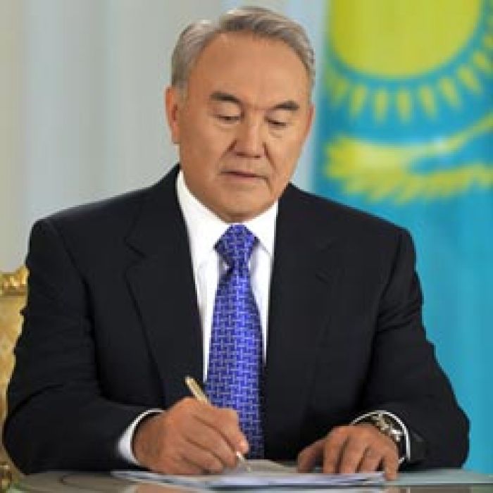 Изменения в указы о дисциплинарных взысканиях на госслужащих утвердил Назарбаев