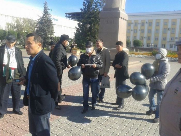 В центре Уральска протестовали против запуска ракеты "Протон" (ВИДЕО)