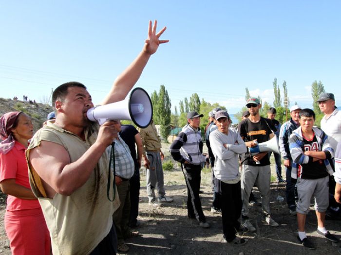 В Киргизии митингующие блокировали автотрассу и грозят сжечь пункт милиции