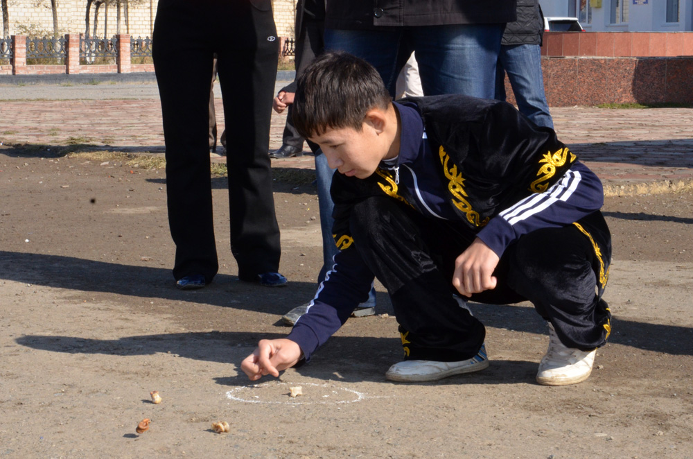 Лянга это. Асыки игра. Игра в альчики в Казахстане. Национальная игра альчики. Национальные игры асык.