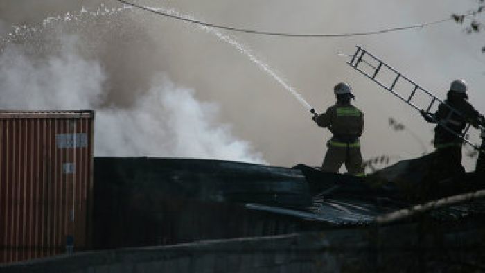 Умышленный поджог стал причиной крупного пожара на территории трех рынков в Алматы