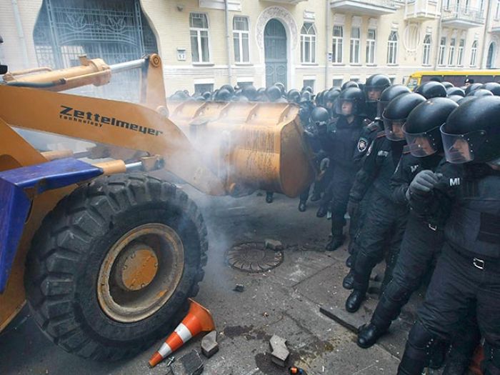 В Киеве за беспорядки у администрации президента задержаны девять человек - их обвиняют в тяжких преступлениях