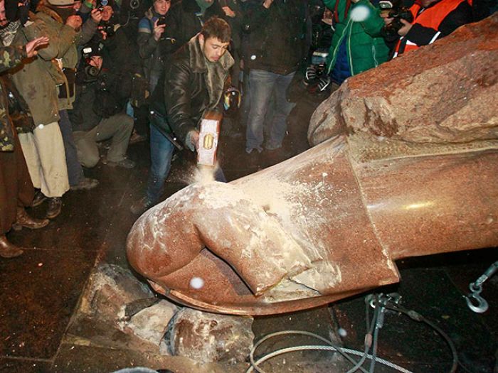 В центре Киева повалили памятник Ленину