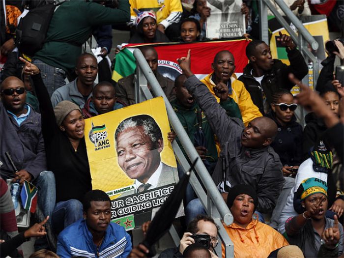 Панихида по Нельсону Манделе в Йоханнесбурге собрала десятки тысяч человек