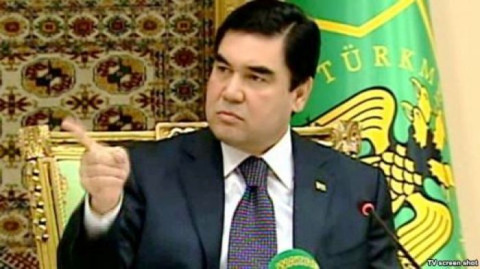 Глава Туркмении объявил выговор банкирам за получение премий и потребовал вернуть деньги