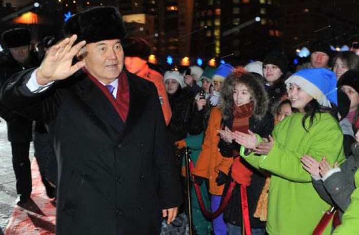 Назарбаев посетил благотворительный новогодний бал в Астане