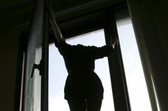 Роженица с ребенком выпрыгнула из окна роддома в Кокшетау
