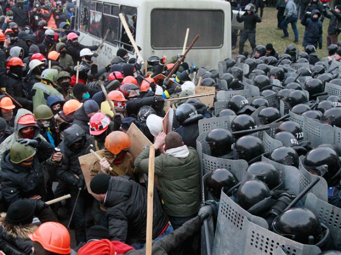 После массовых беспорядков в Киеве Янукович идет на переговоры с оппозицией