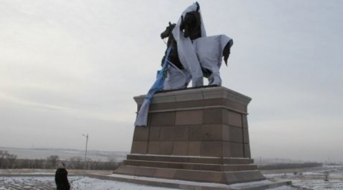 Высокую стоимость памятника в Усть-Каменогорске объяснил скульптор