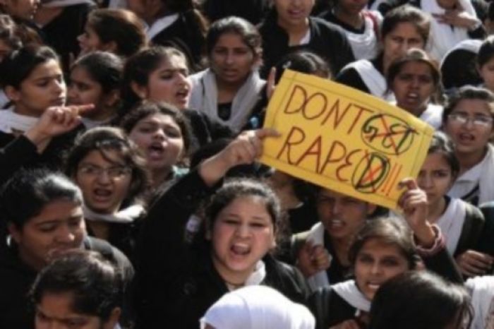 Правозащитники призвали власти Индии расследовать групповое изнасилование девушки