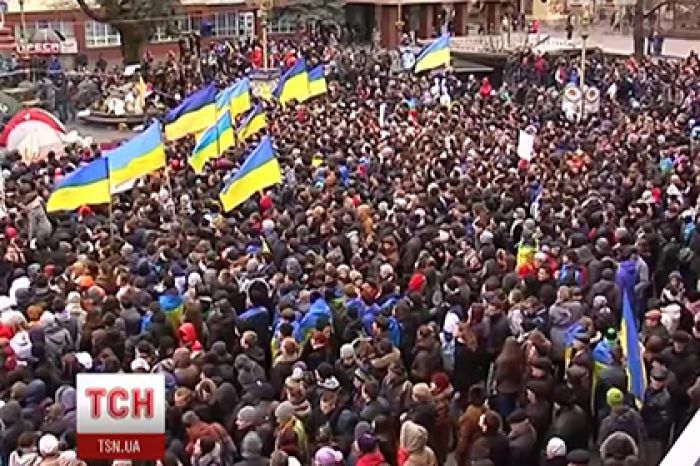 Митингующие ворвались в администрацию Ивано-Франковской области