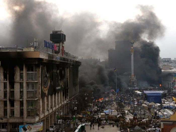 Очевидцы: на Майдане лежат до 20 тел погибших (онлайн-трансляция)