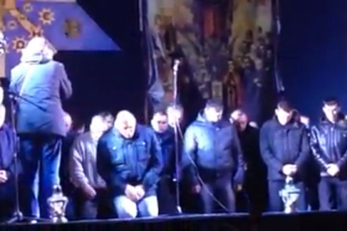 «Беркут» покаялся на коленях перед жителями Львова