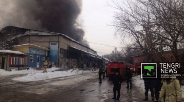 Крупный пожар начался на складах в Алматы