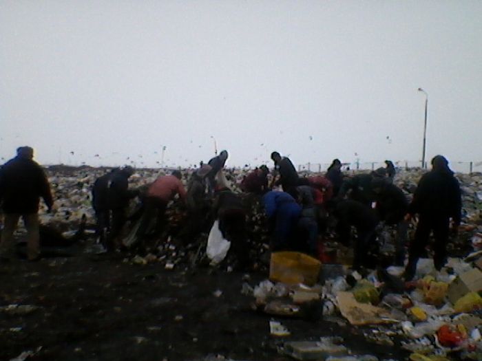 Народ собирает на свалке выброшенные после пожара консервы в Уральске